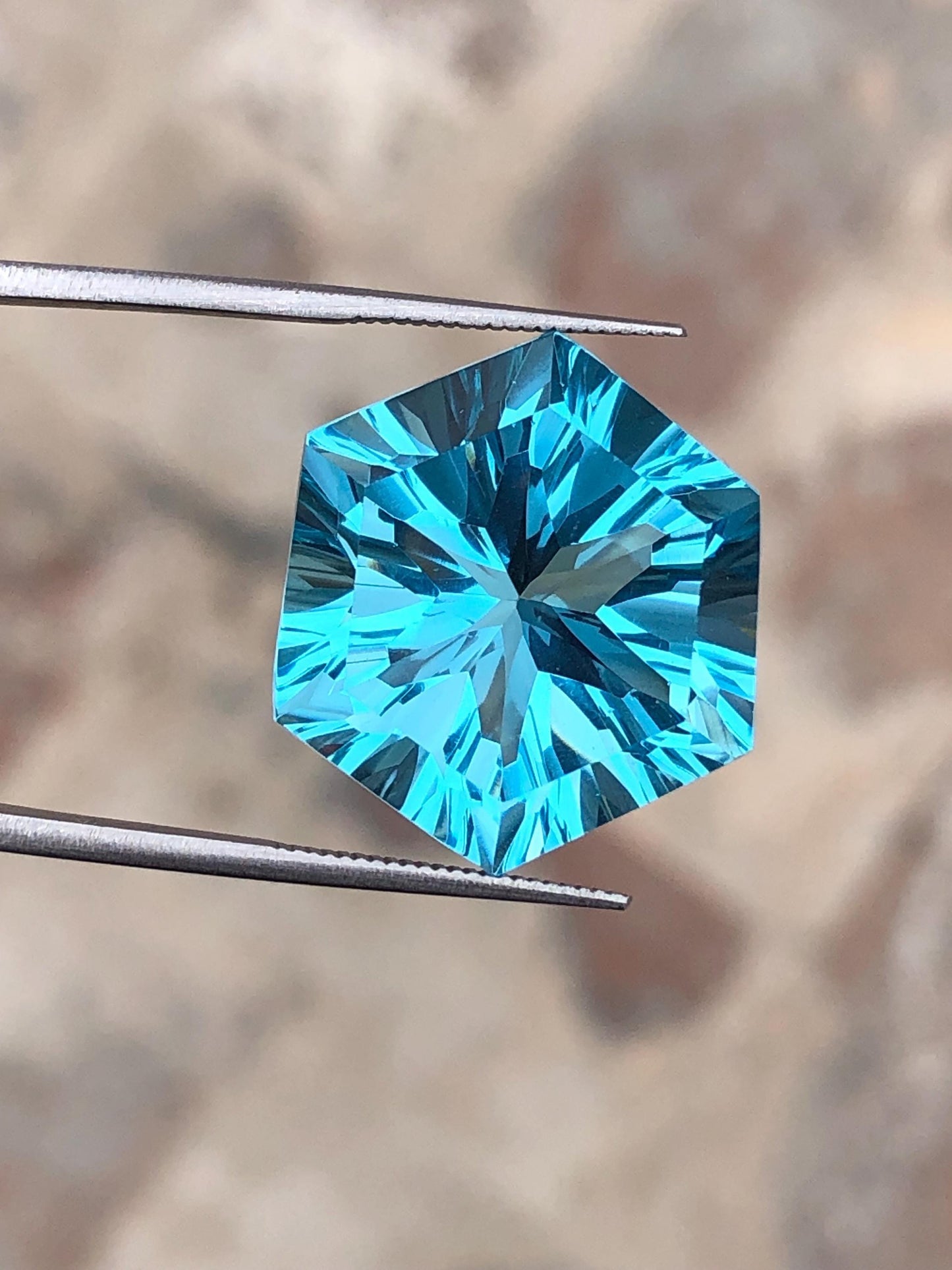 Swiss Topaz Faceted Hexagon 22 ct - Unique Cut Stones for Jewelry