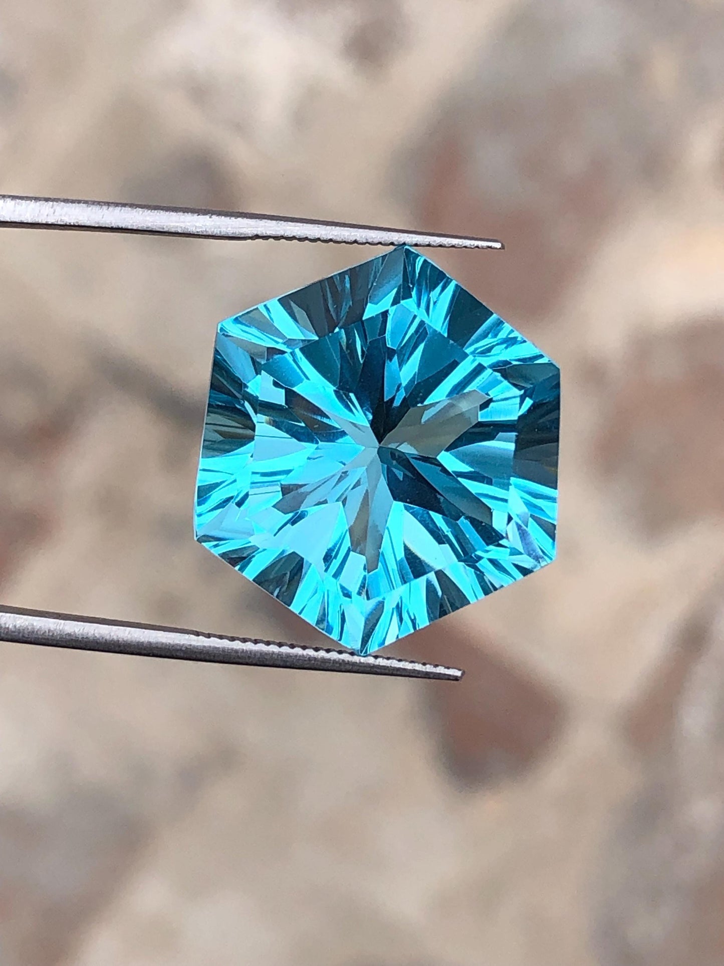 Swiss Topaz Faceted Hexagon 22 ct - Unique Cut Stones for Jewelry