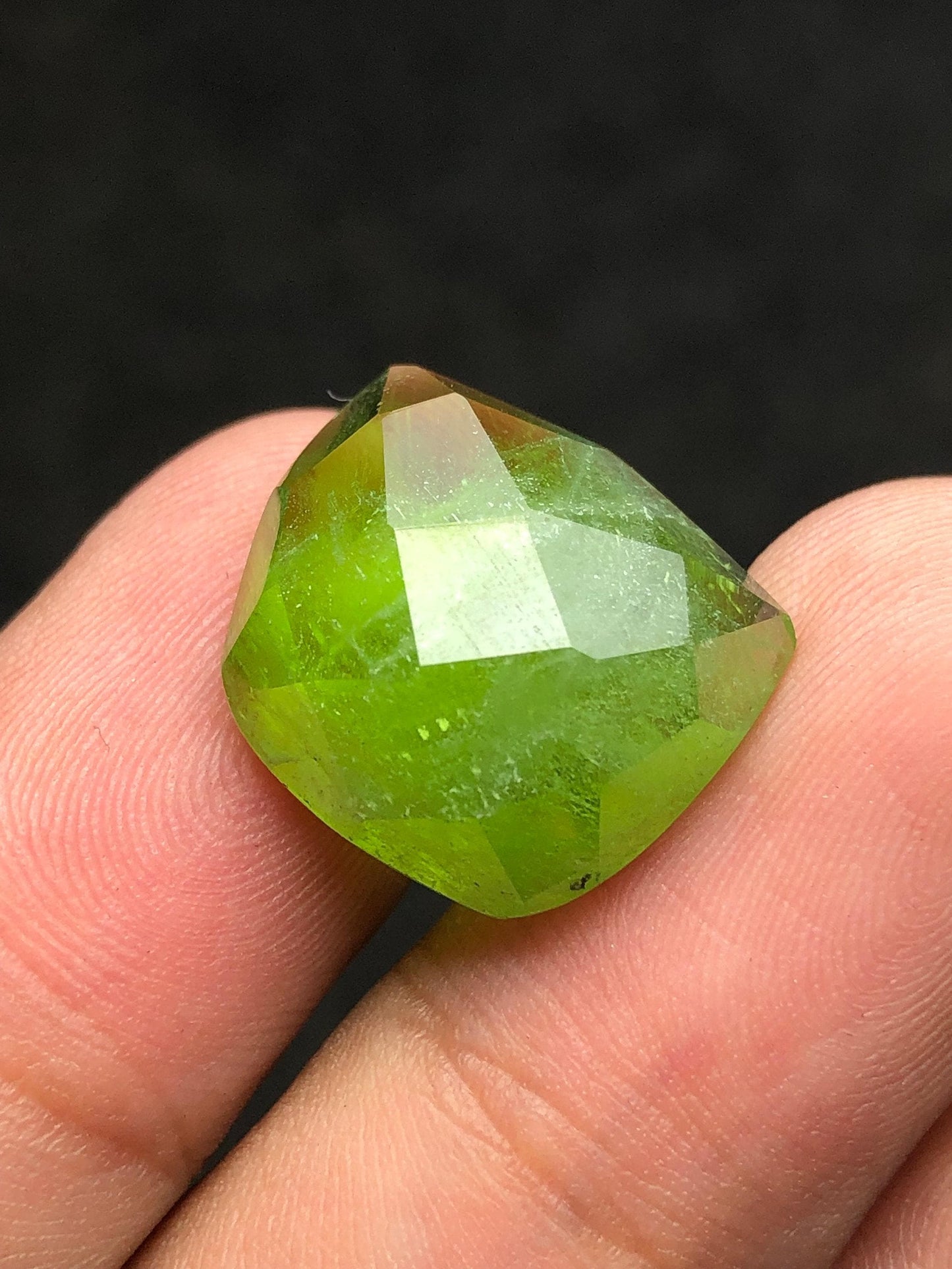 Green Peridot Faceted 17 ct - Gem from Pakistan for Jewelry Design