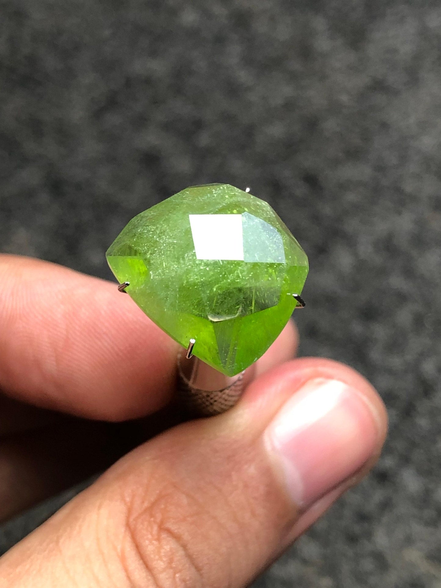Green Peridot Faceted 17 ct - Gem from Pakistan for Jewelry Design