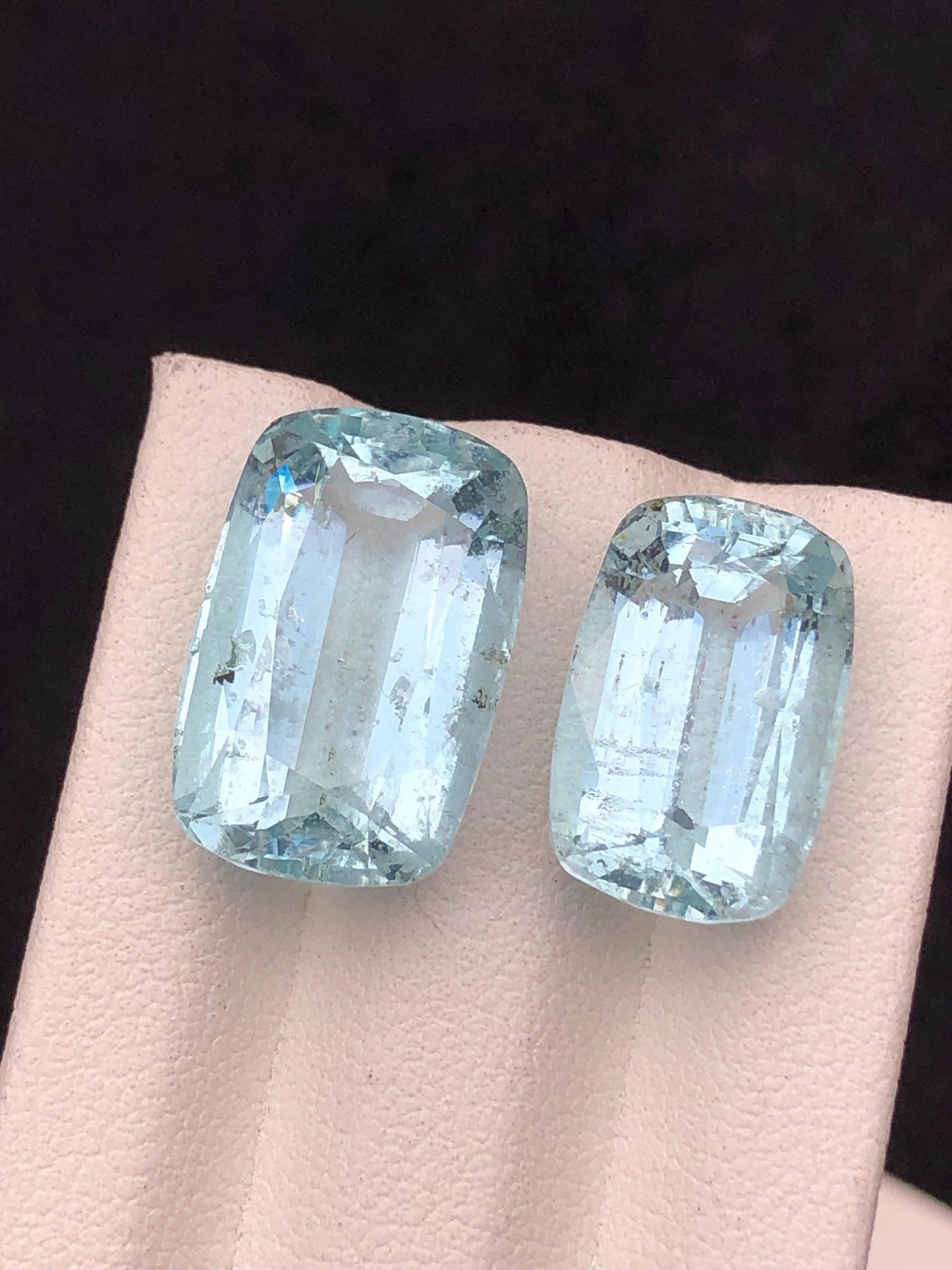 23 قيراطًا من الكوارتز الأزرق الطبيعي: أحجار كريمة مصقولة بتقنية قطع الوسادة.