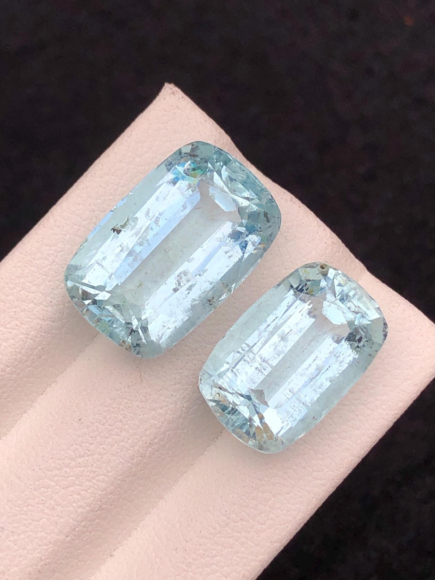 23 قيراطًا من الكوارتز الأزرق الطبيعي: أحجار كريمة مصقولة بتقنية قطع الوسادة.