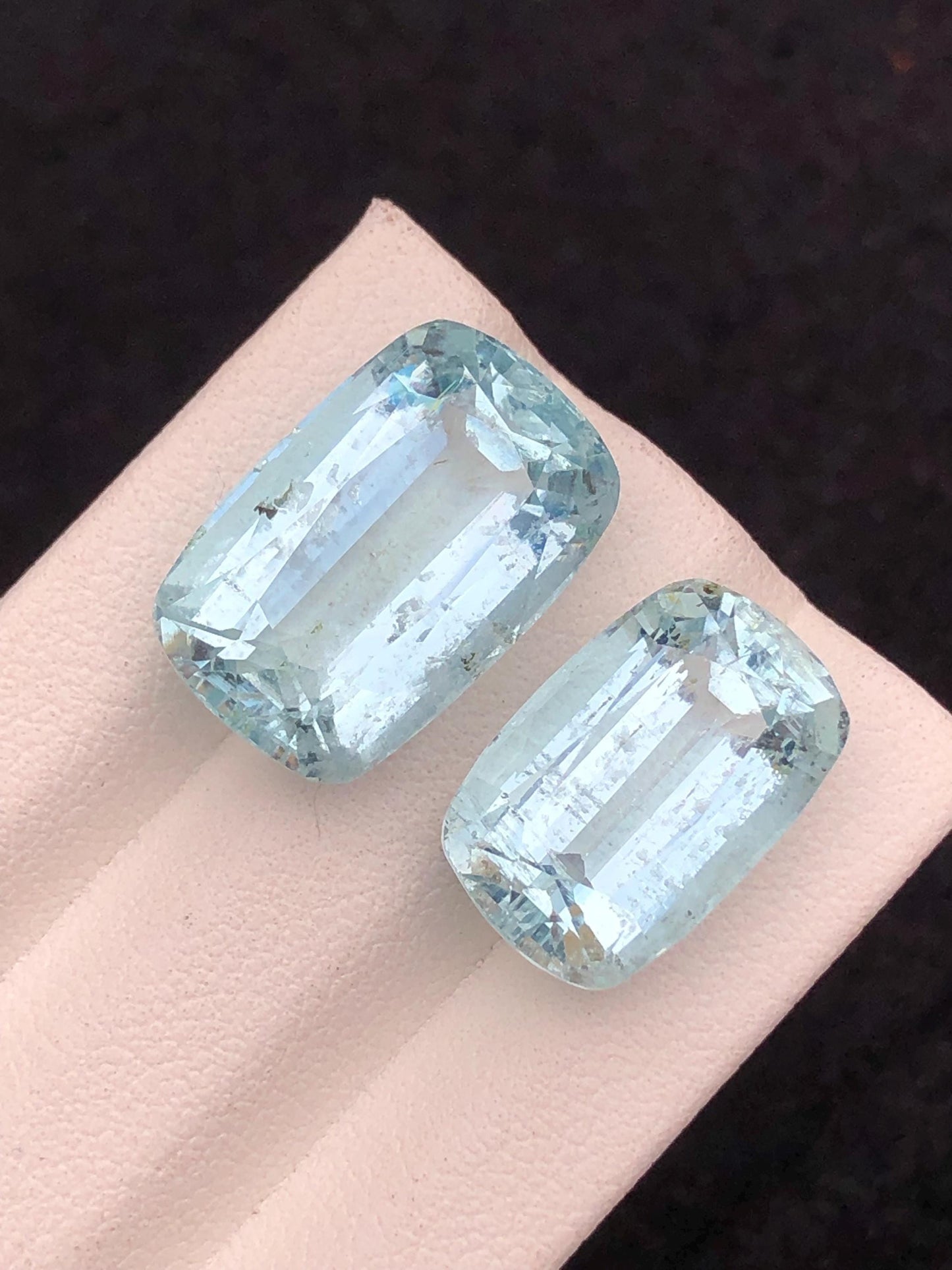 23 قيراطًا من الكوارتز الأزرق الطبيعي: أحجار كريمة مصقولة بتقنية قطع الوسادة.