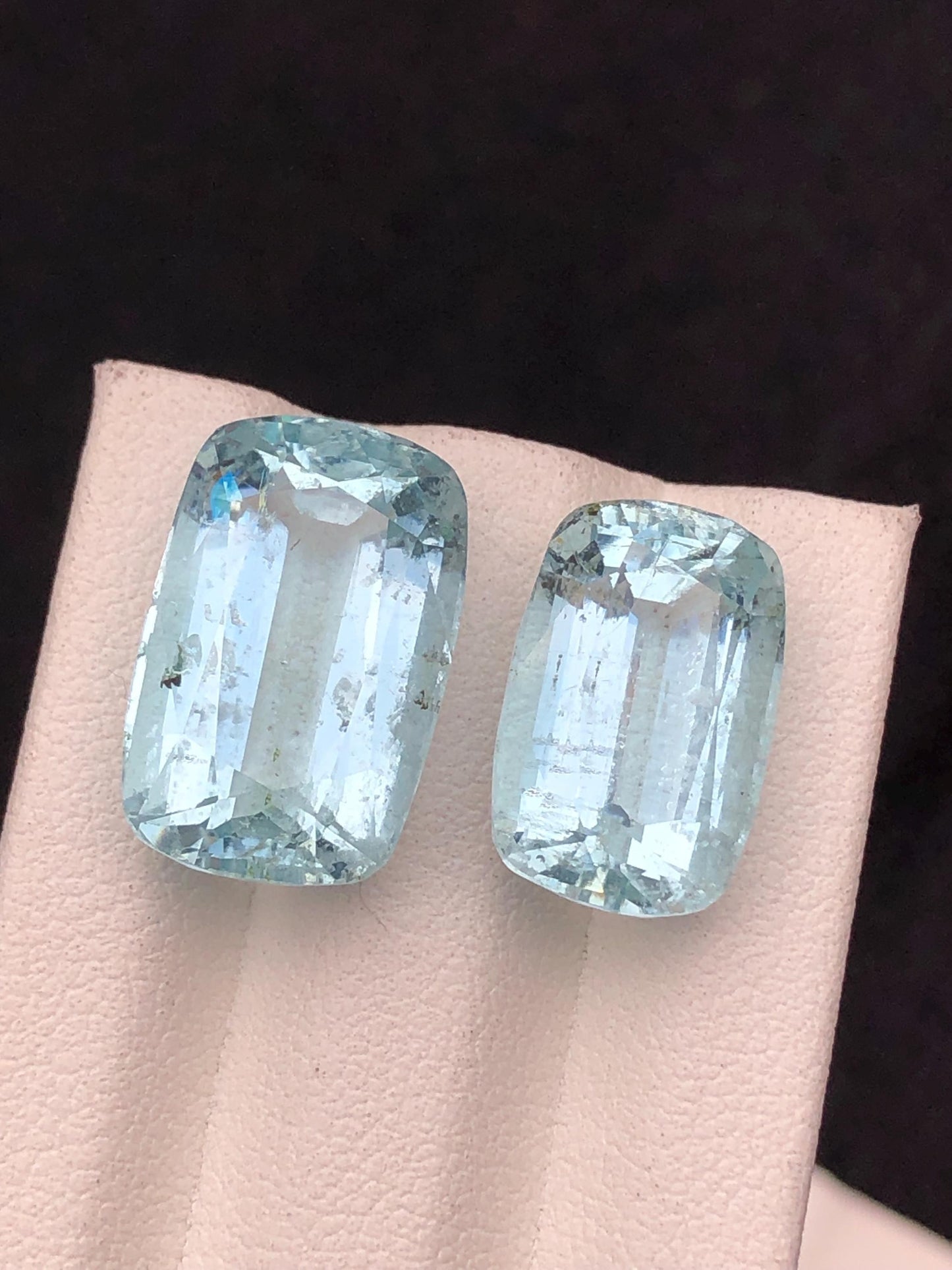 23 قيراطًا من الكوارتز الأزرق الطبيعي: أحجار كريمة مصقولة بتقنية قطع الوسادة.