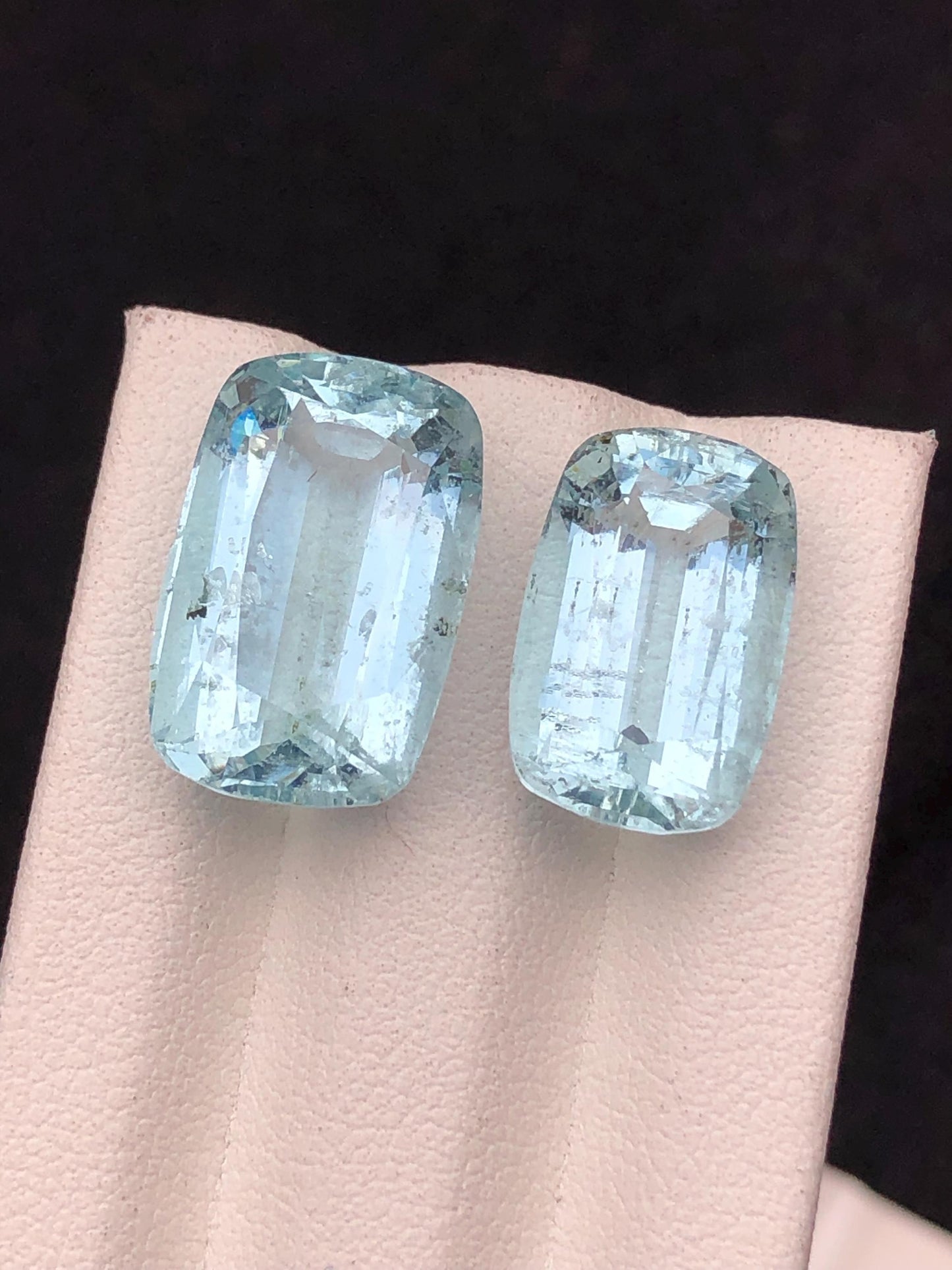 23 قيراطًا من الكوارتز الأزرق الطبيعي: أحجار كريمة مصقولة بتقنية قطع الوسادة.