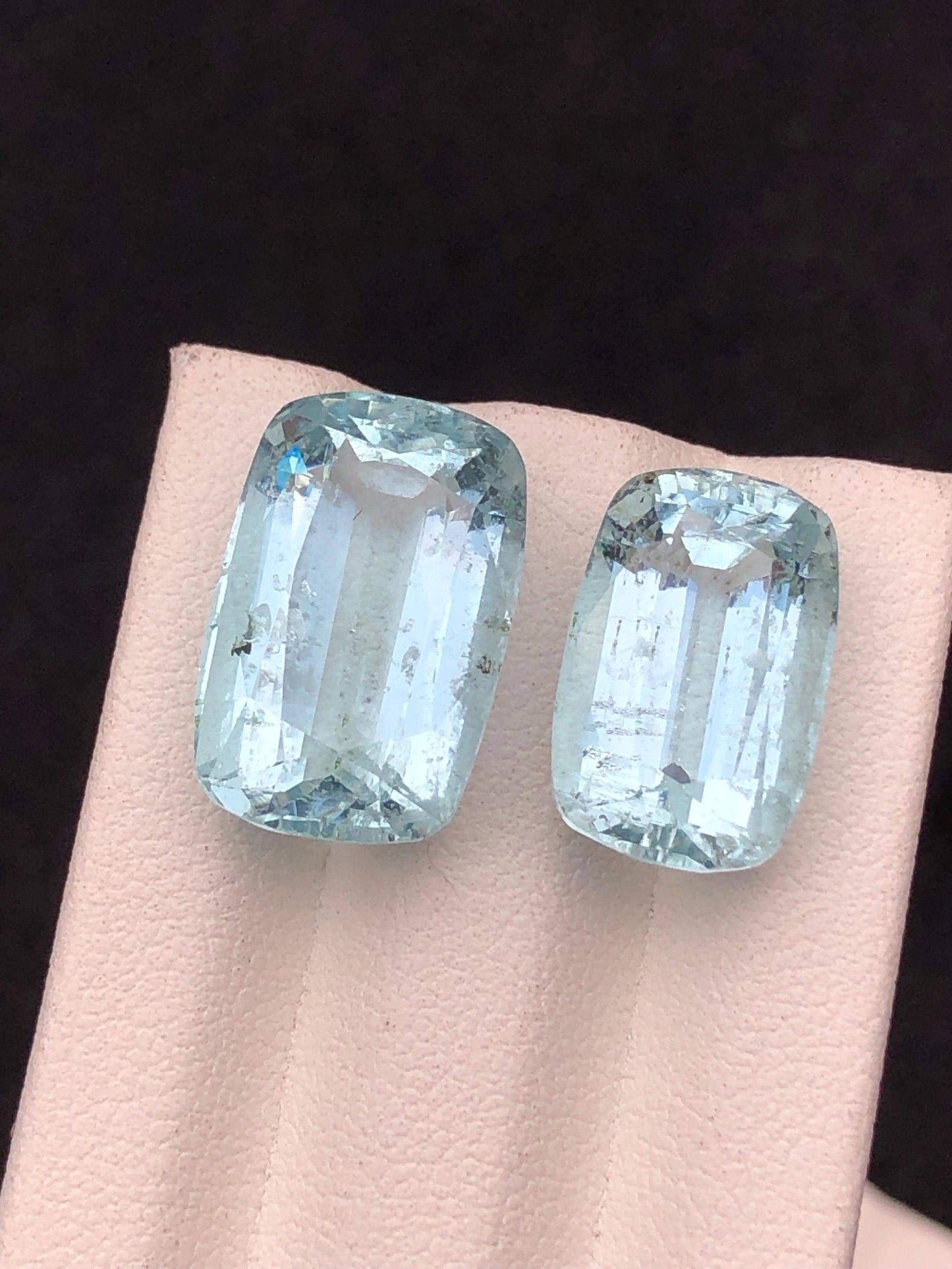 23 قيراطًا من الكوارتز الأزرق الطبيعي: أحجار كريمة مصقولة بتقنية قطع الوسادة.