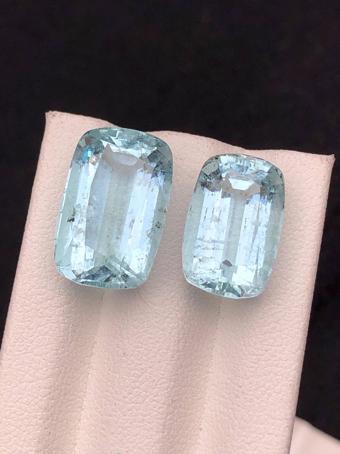 23 قيراطًا من الكوارتز الأزرق الطبيعي: أحجار كريمة مصقولة بتقنية قطع الوسادة.