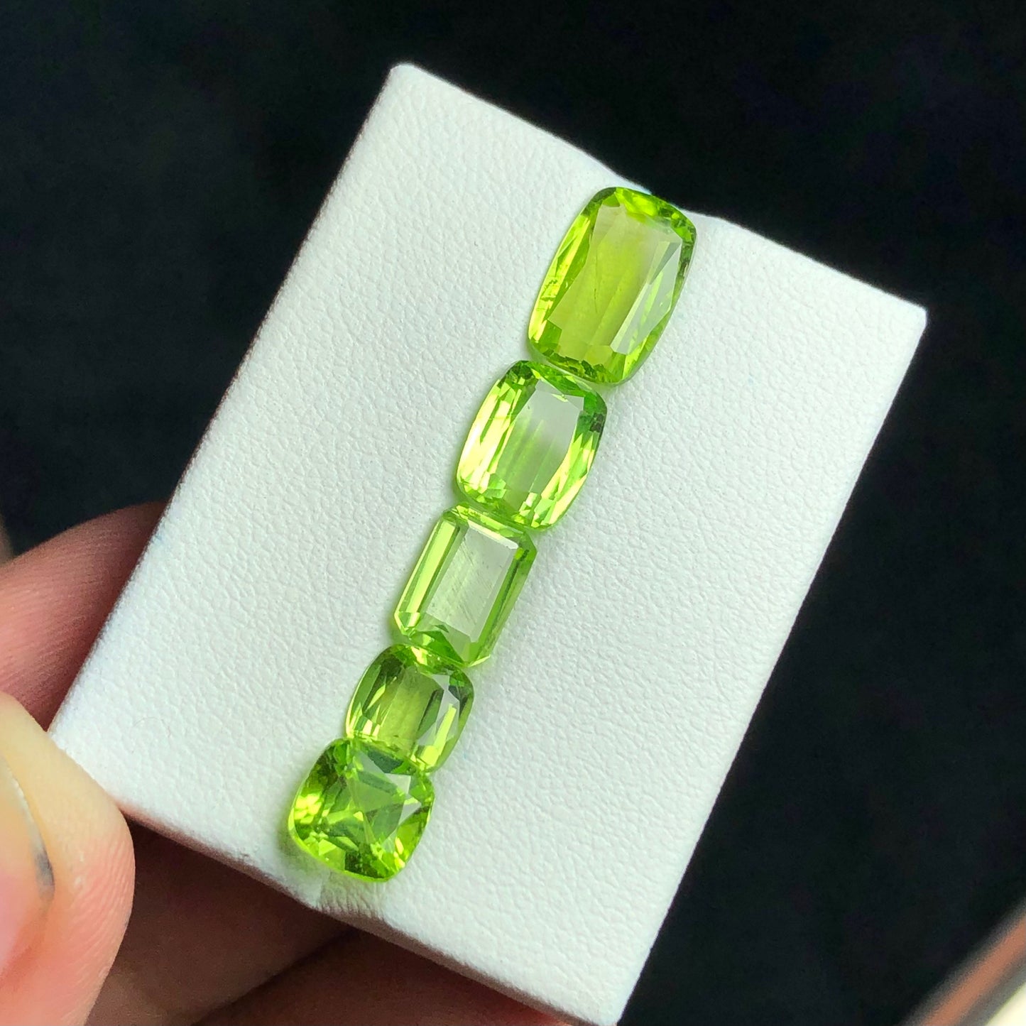 9 carats natural faceted peridot