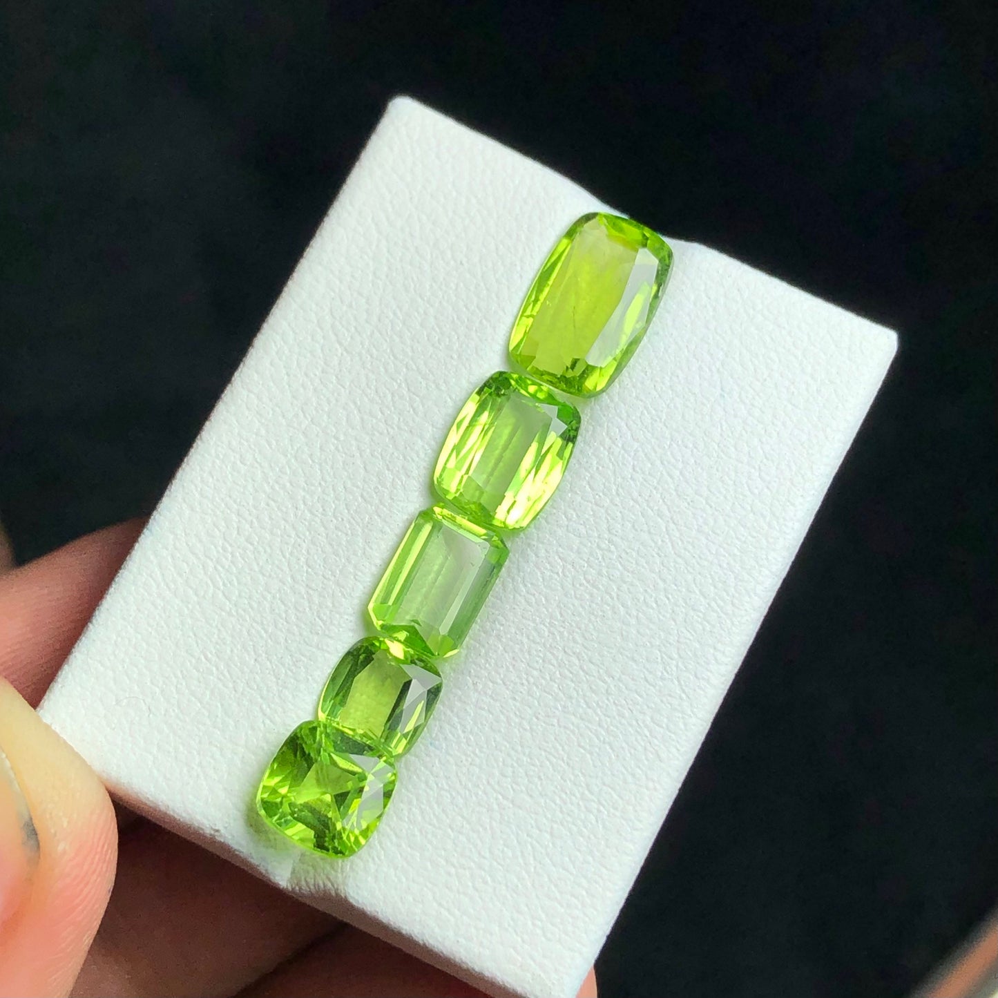 9 carats natural faceted peridot