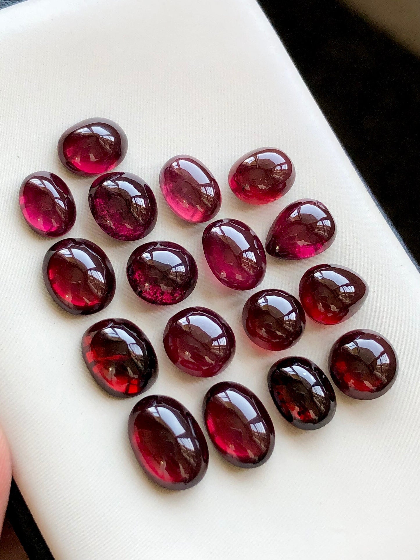 73 carats natural rhodolite cabochons available for sale