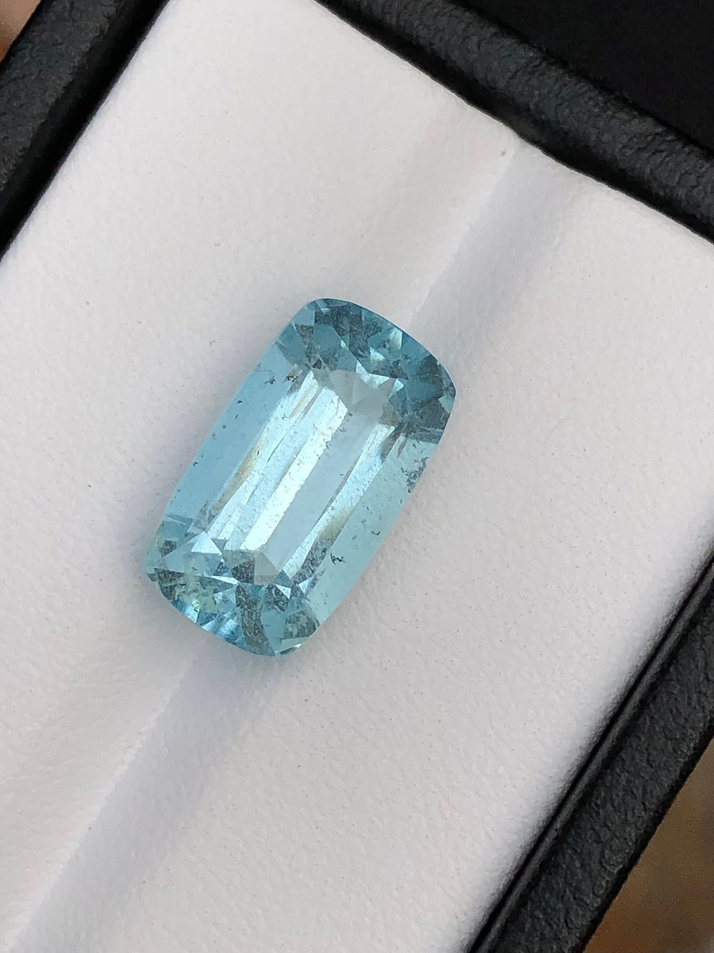 Blue aquamarine 7.50 carat natural