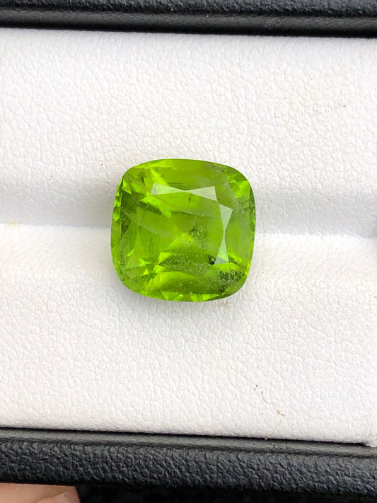 peridot cushion cut 8 carat from pakistan 11*11*8mm