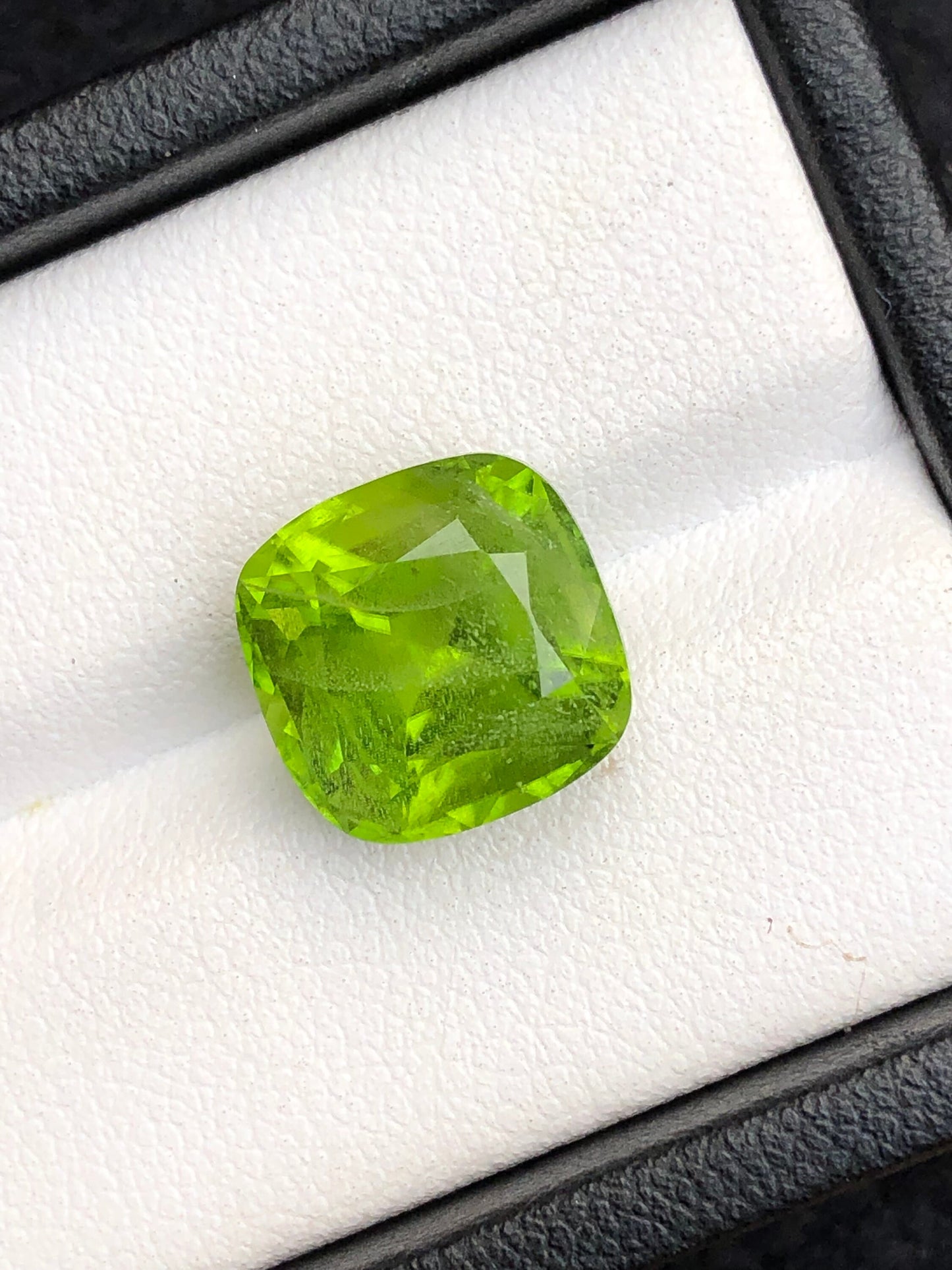 peridot cushion cut 8 carat from pakistan 11*11*8mm