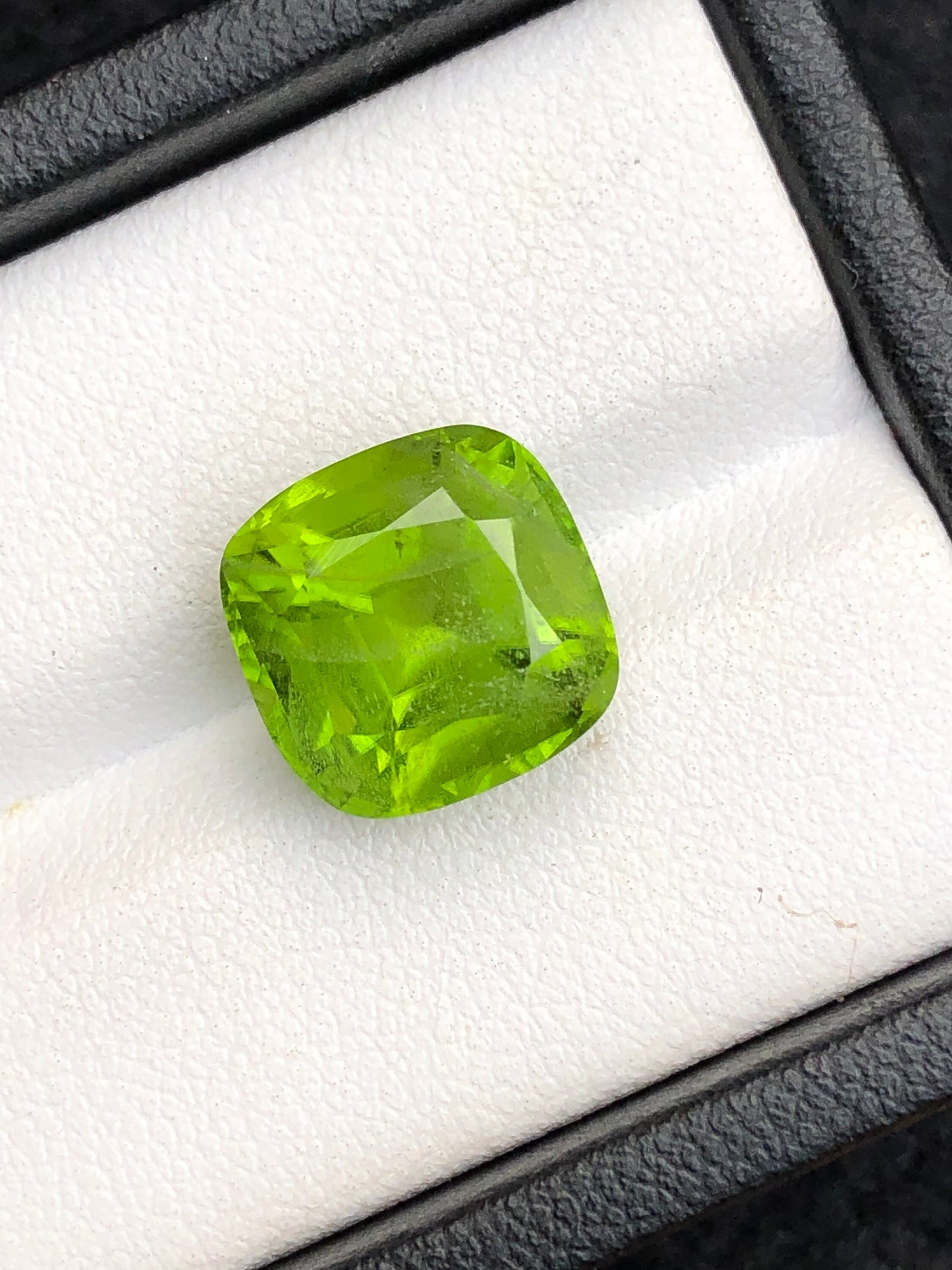 peridot cushion cut 8 carat from pakistan 11*11*8mm