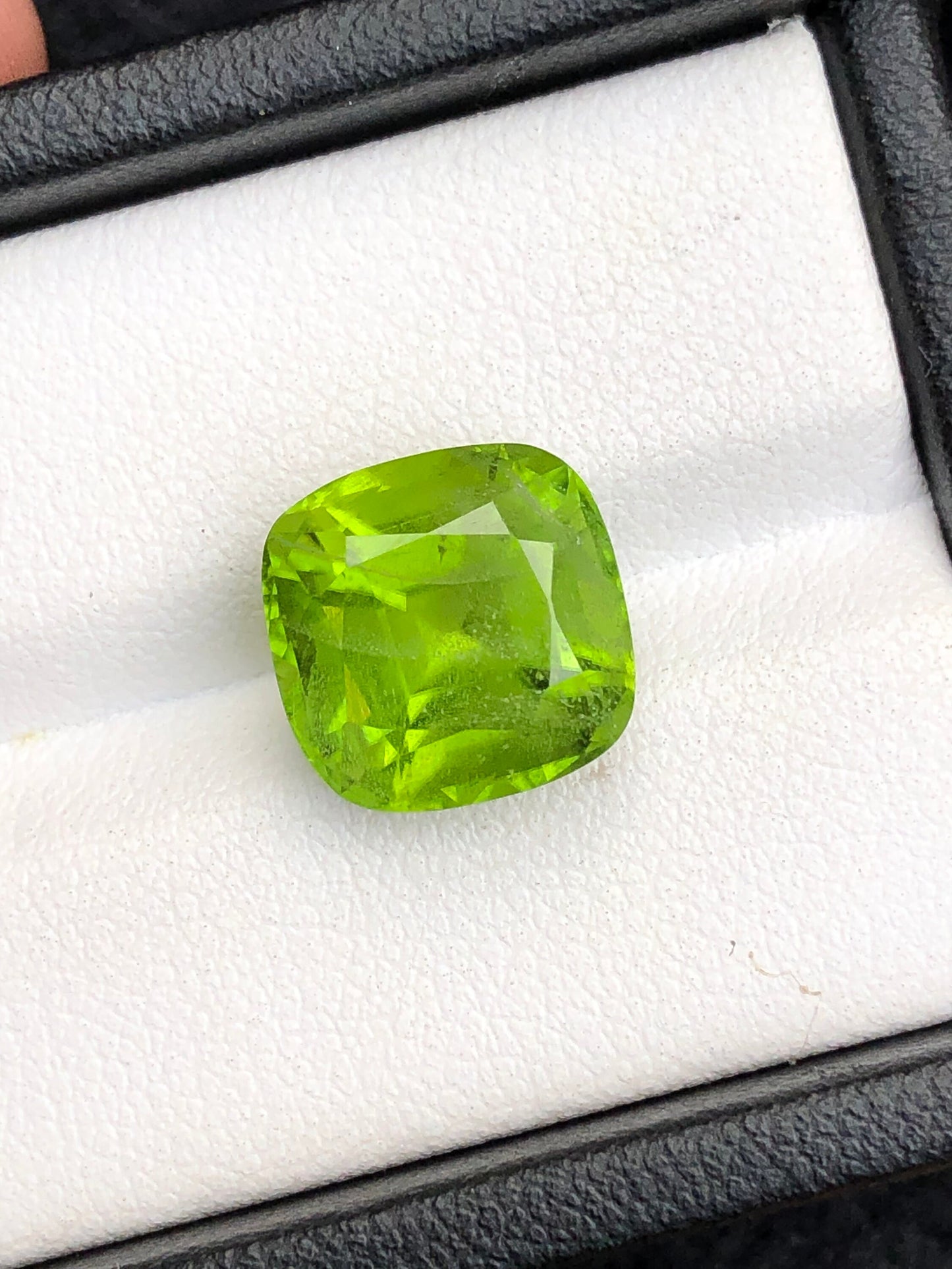 peridot cushion cut 8 carat from pakistan 11*11*8mm