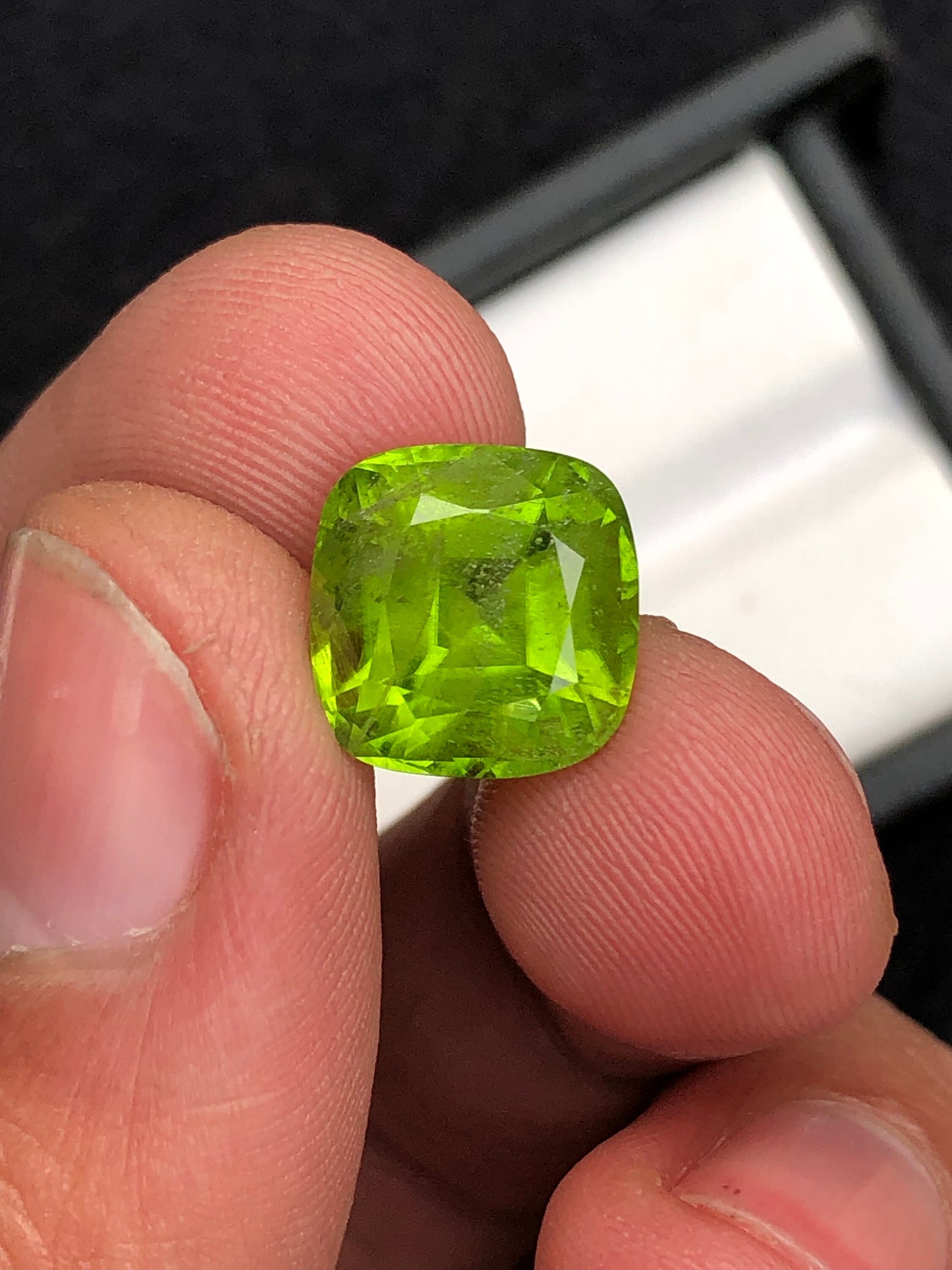 peridot cushion cut 8 carat from pakistan 11*11*8mm