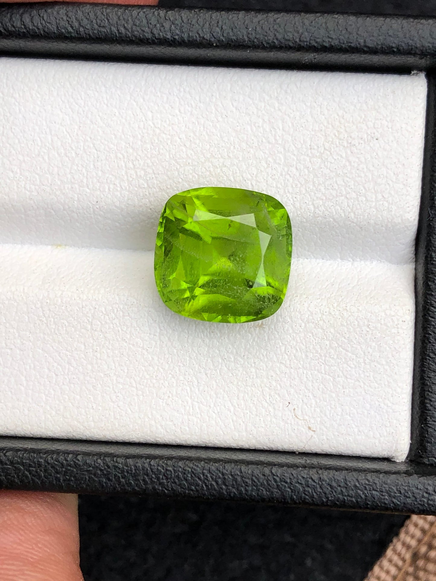 peridot cushion cut 8 carat from pakistan 11*11*8mm