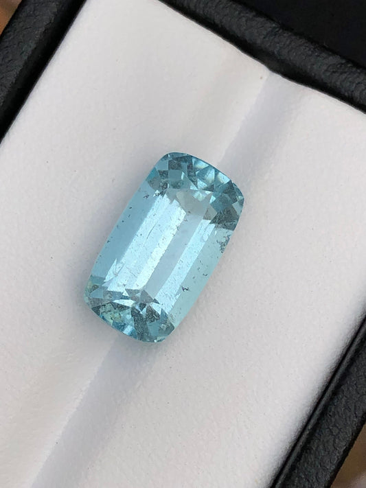 Blue aquamarine 7.50 carat natural