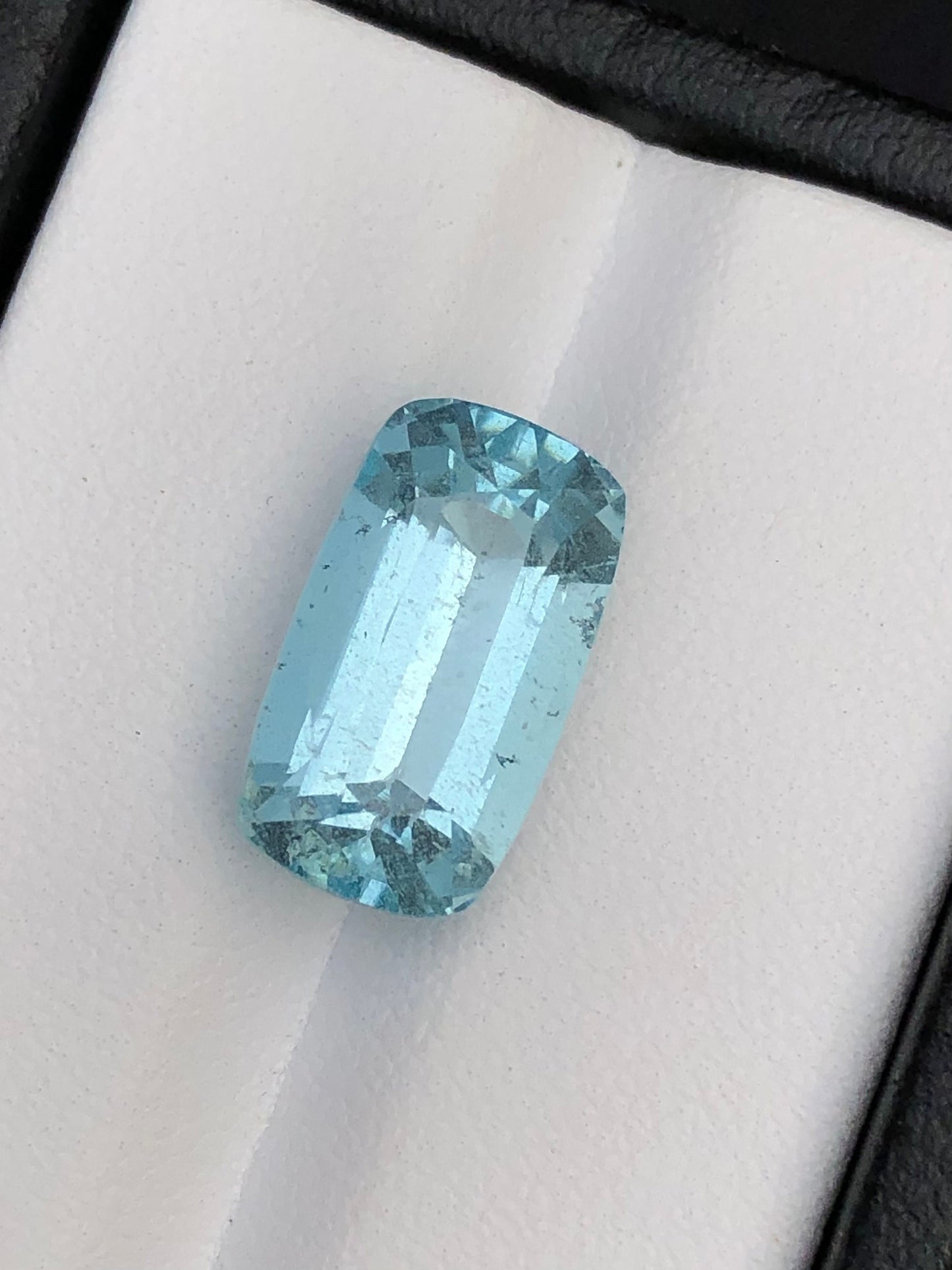 Blue aquamarine 7.50 carat natural