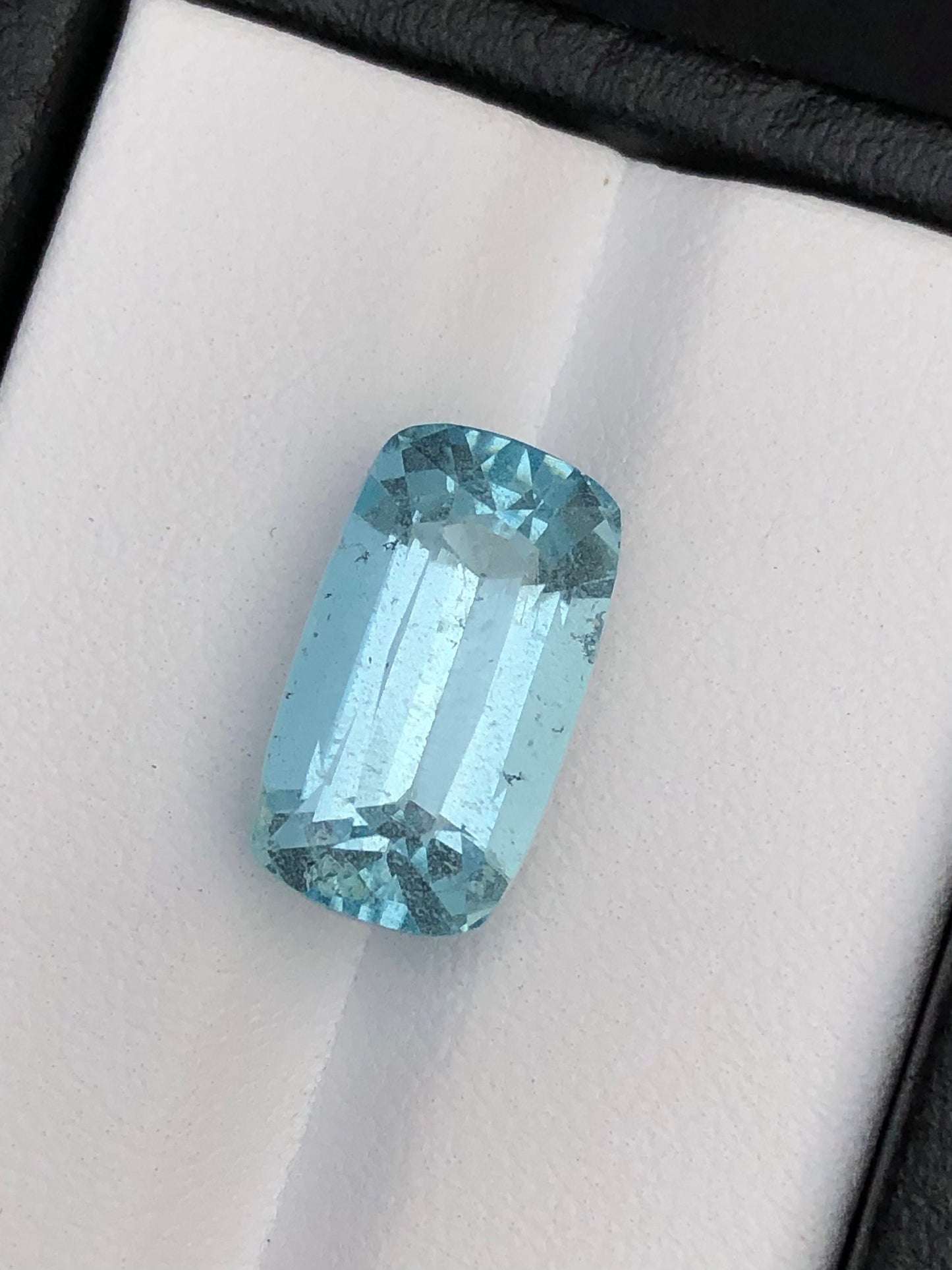 Blue aquamarine 7.50 carat natural