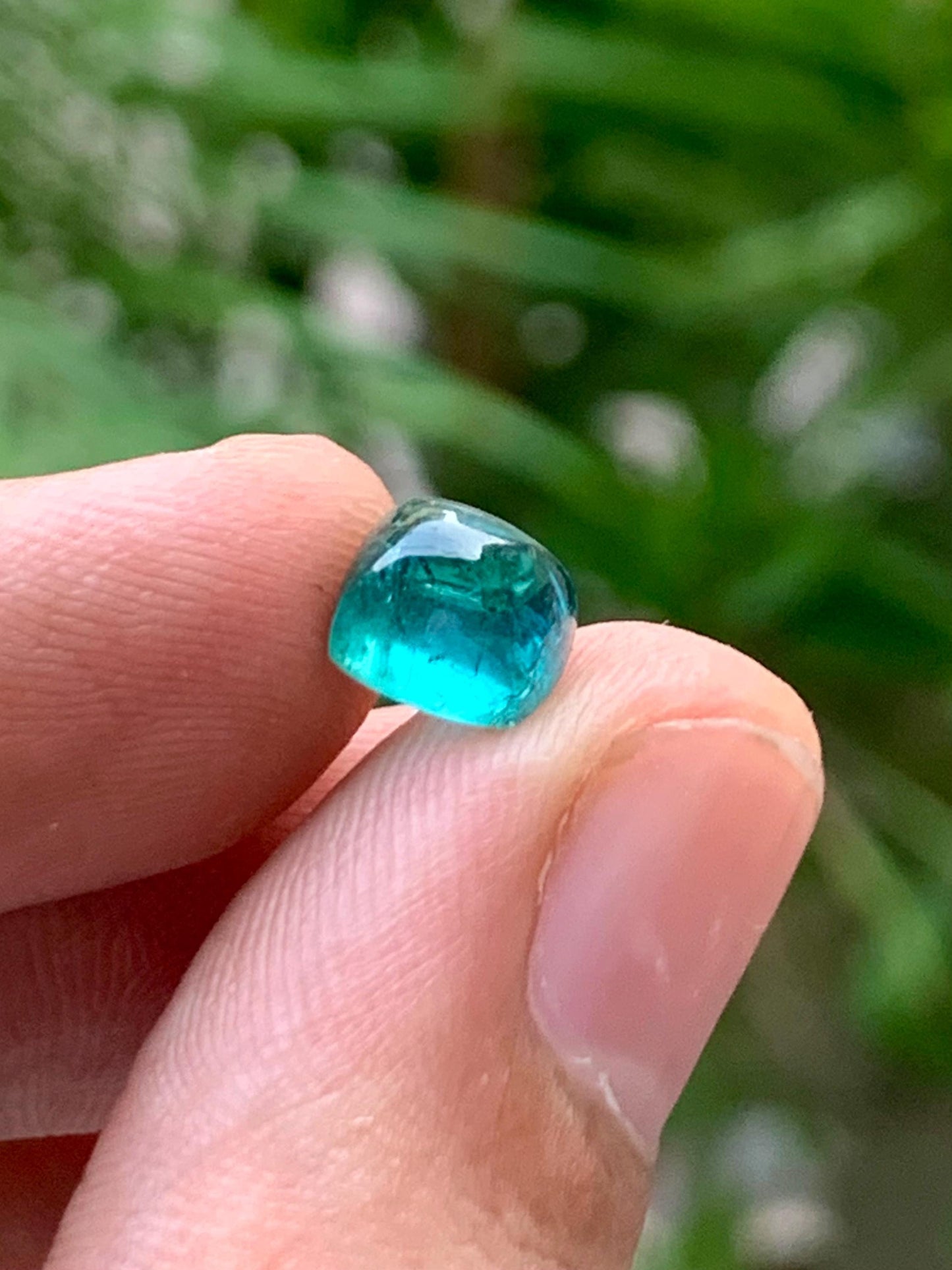 2.50 ct neon blue tourmaline cabochon size:7.5mm long