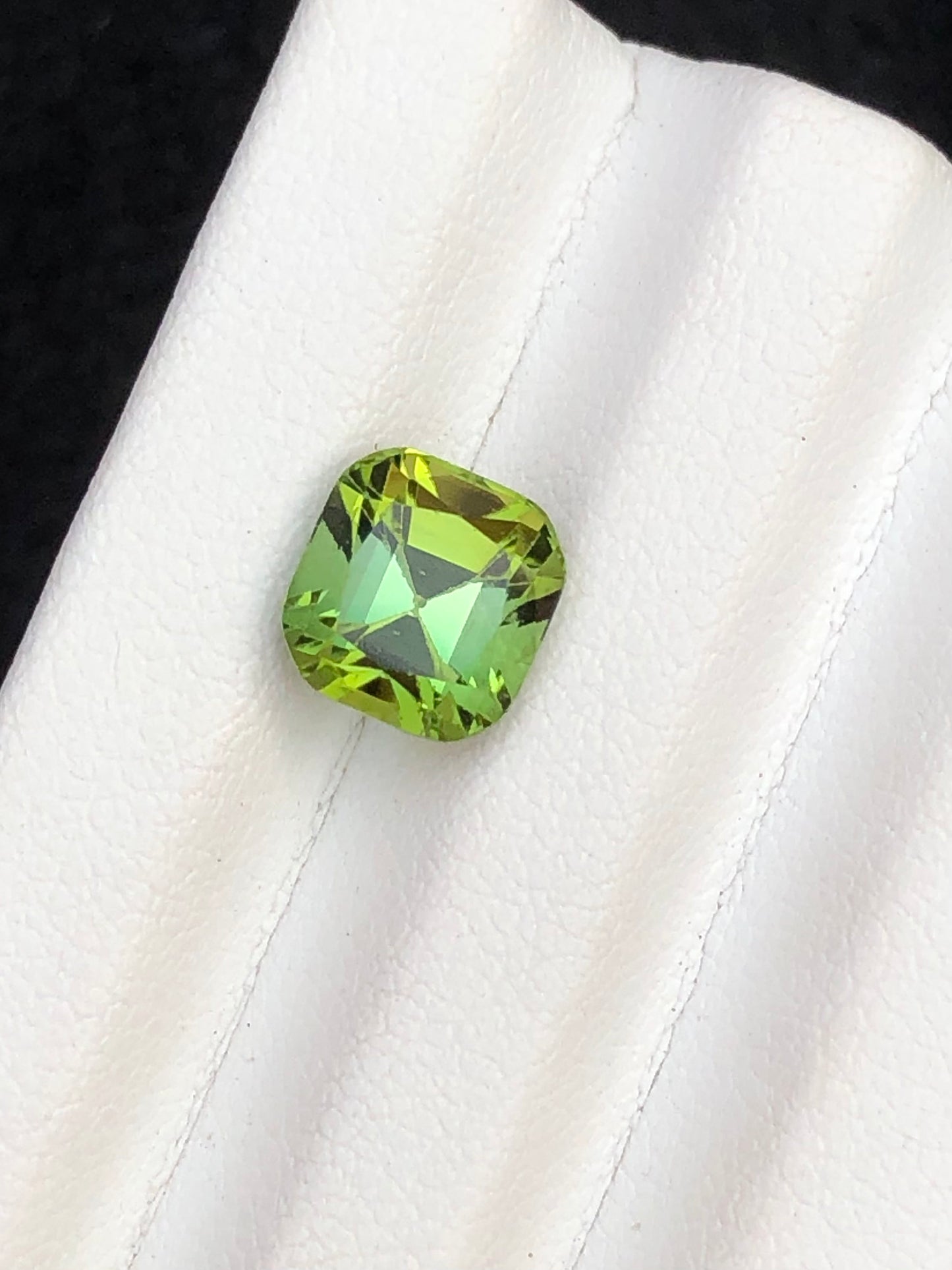 2.85 carat gorgeous cushion cut green tourmaline whith blue touch loop clean origin Afghanistan,jewellery,ring,tourmaline ring,loose gemston