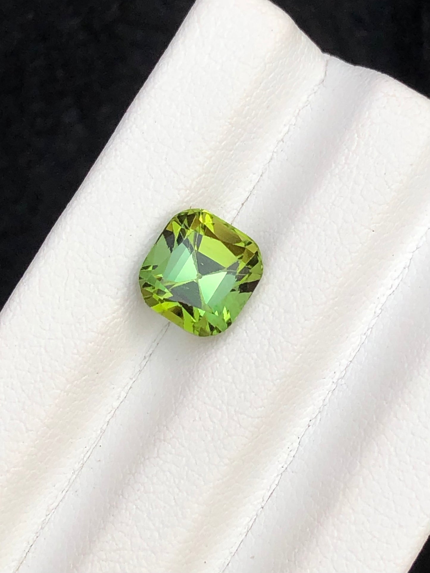 2.85 carat gorgeous cushion cut green tourmaline whith blue touch loop clean origin Afghanistan,jewellery,ring,tourmaline ring,loose gemston