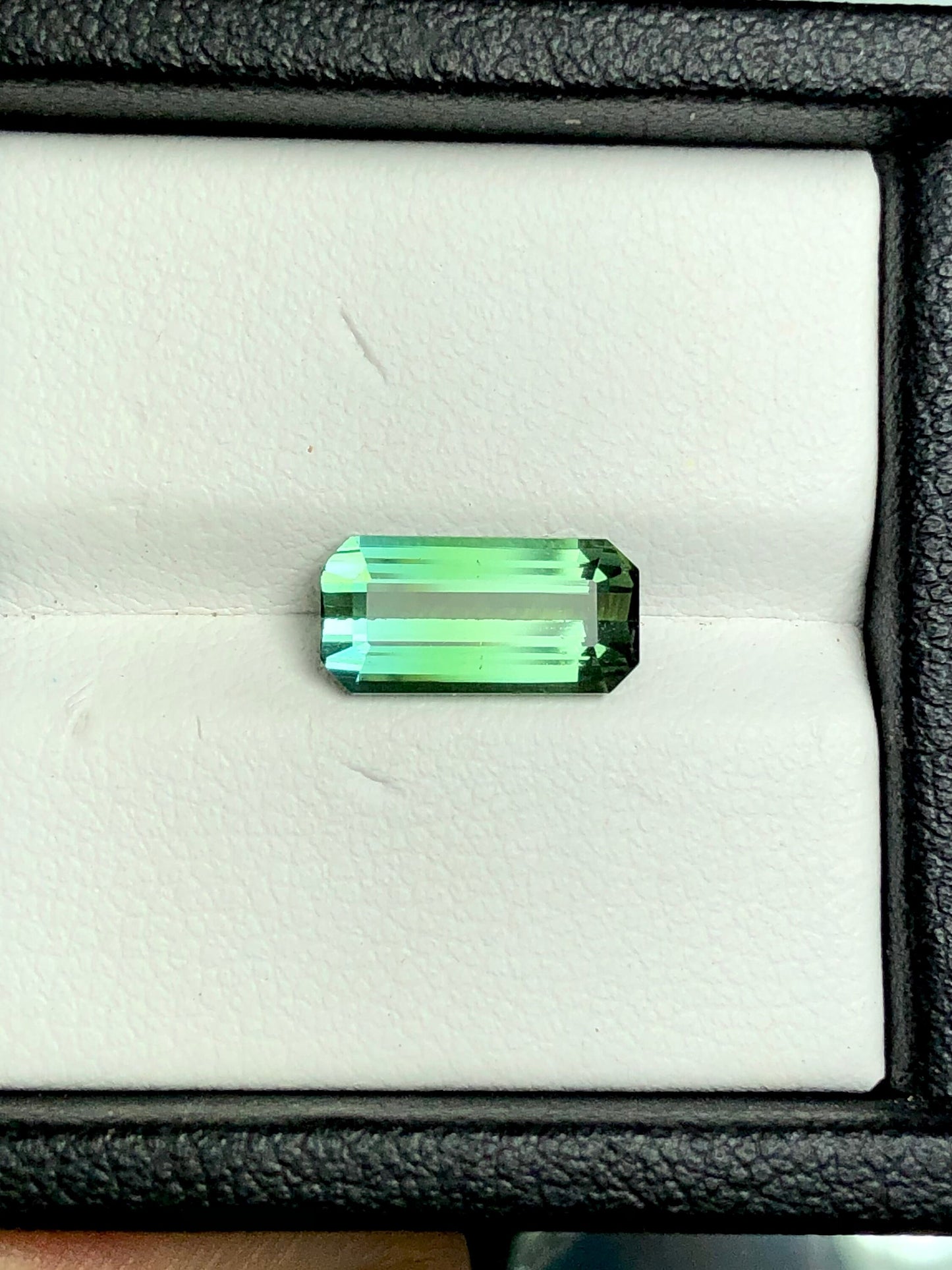 Emerald green tourmaline whith blue touch 2.30 carat origin Afghanistan kunar mines