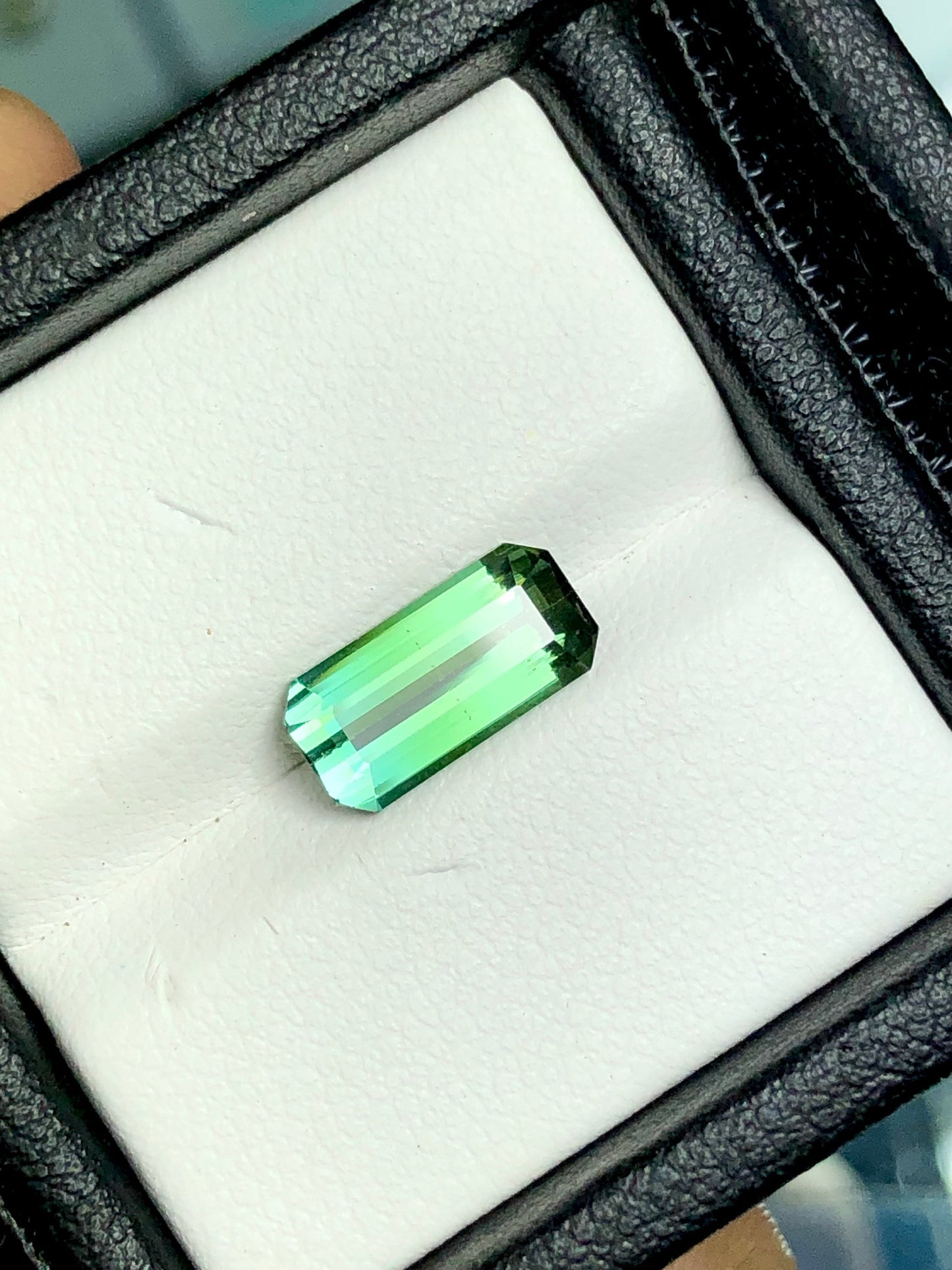 Emerald green tourmaline whith blue touch 2.30 carat origin Afghanistan kunar mines