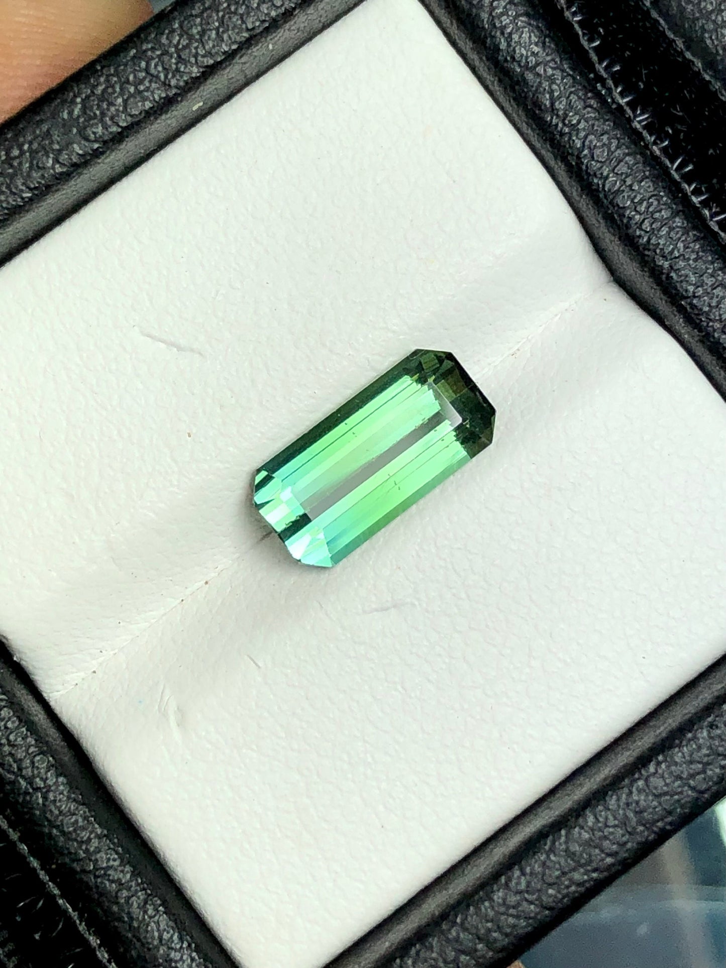 Emerald green tourmaline whith blue touch 2.30 carat origin Afghanistan kunar mines