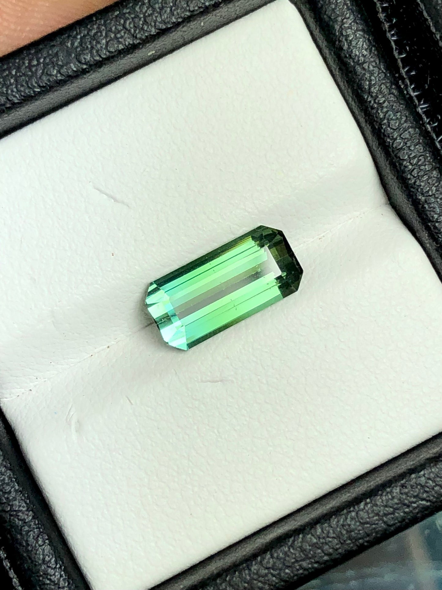 Emerald green tourmaline whith blue touch 2.30 carat origin Afghanistan kunar mines