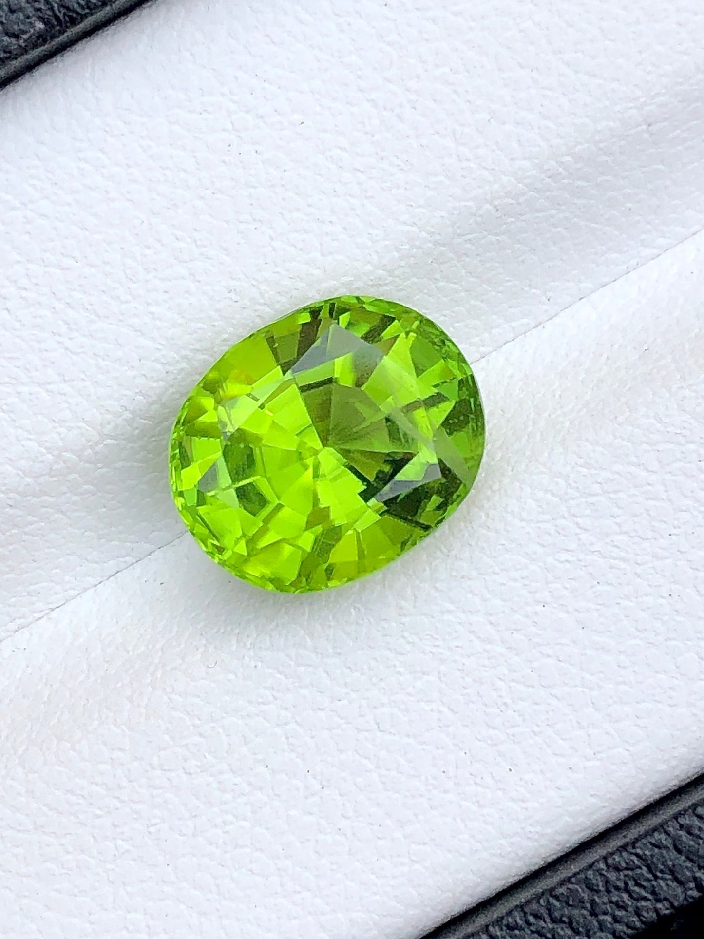 Natural oval shaped peridot 5.35 carats natural origin pakistan