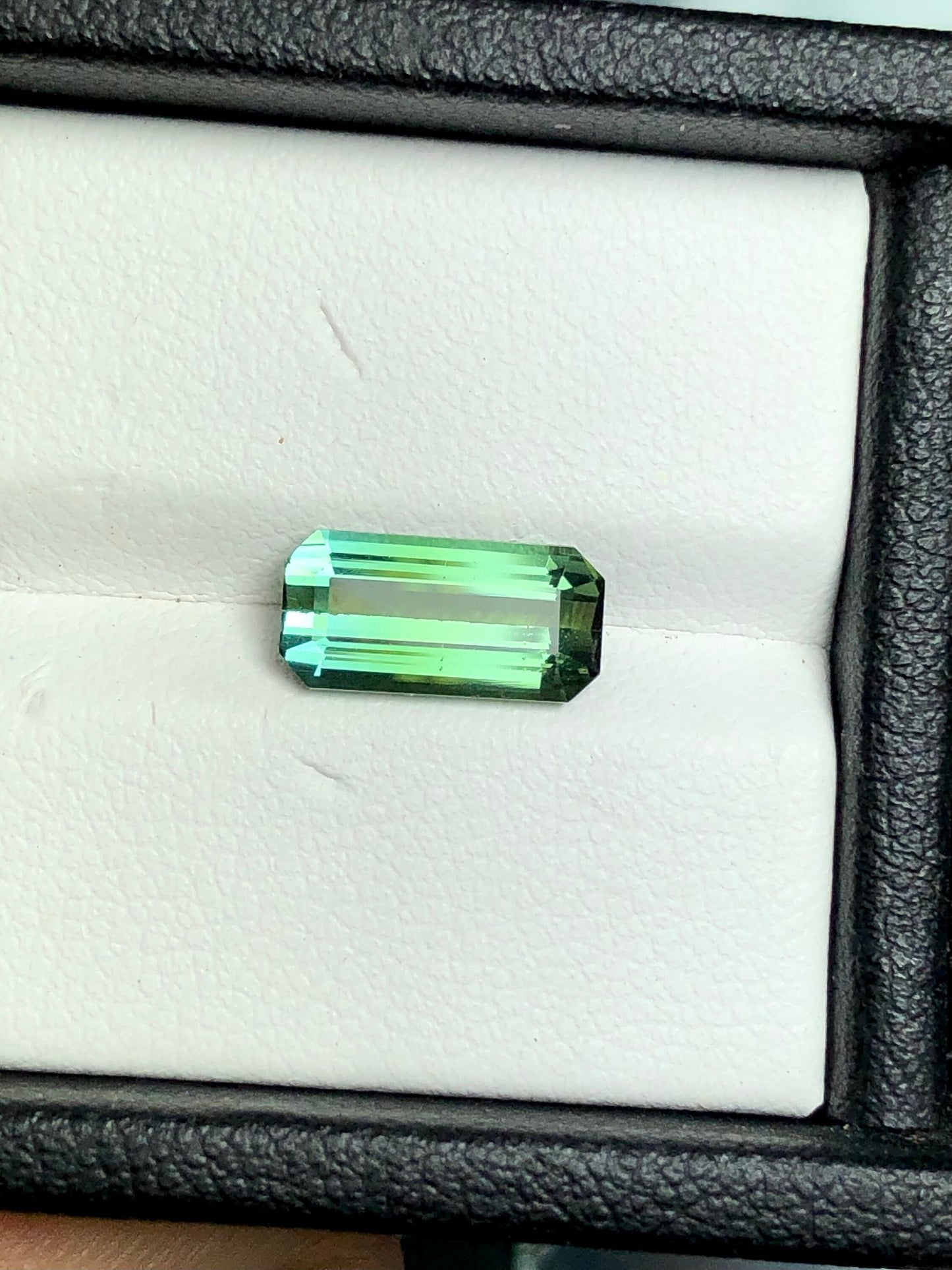 Emerald green tourmaline whith blue touch 2.30 carat origin Afghanistan kunar mines