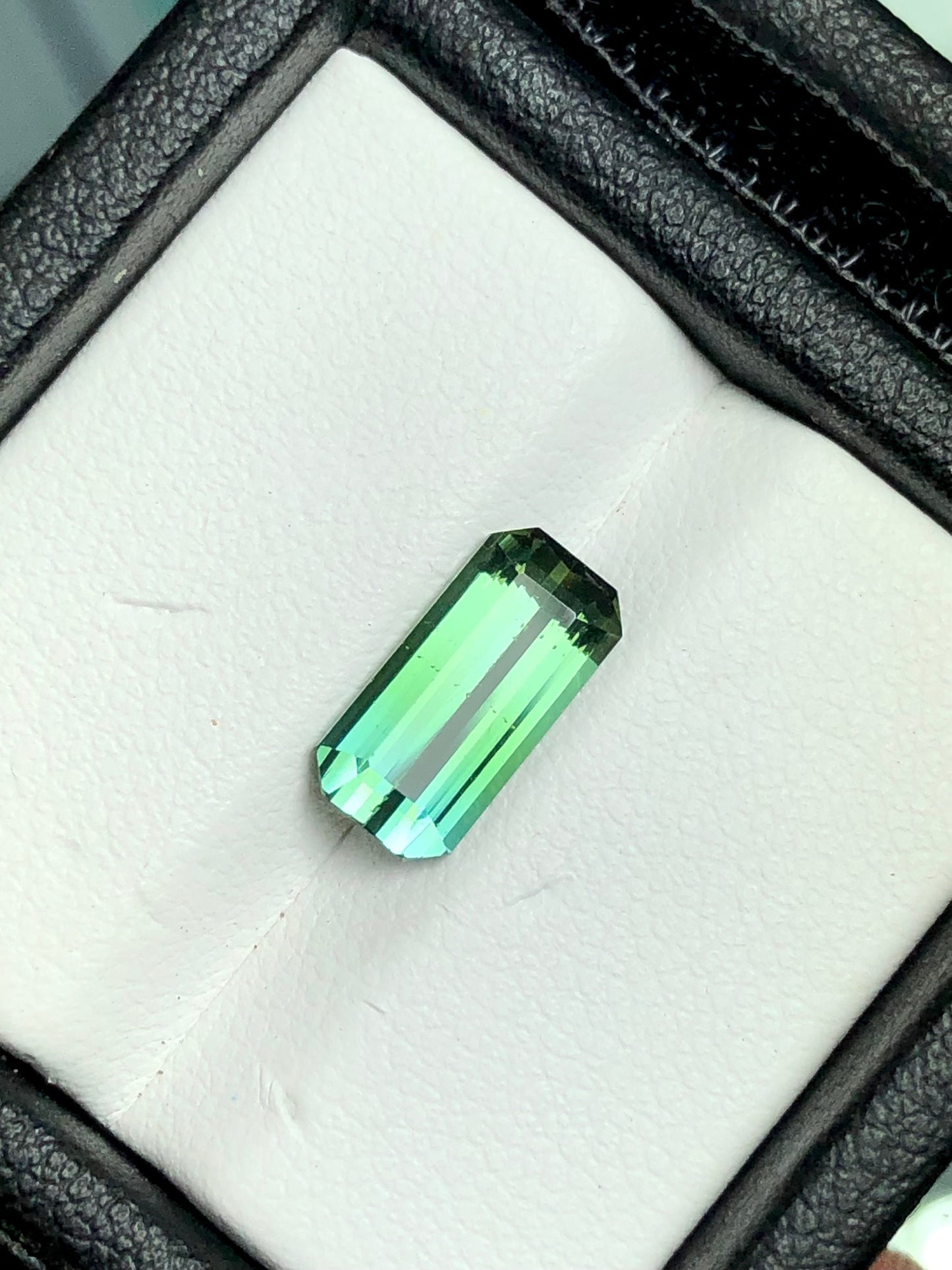 Emerald green tourmaline whith blue touch 2.30 carat origin Afghanistan kunar mines