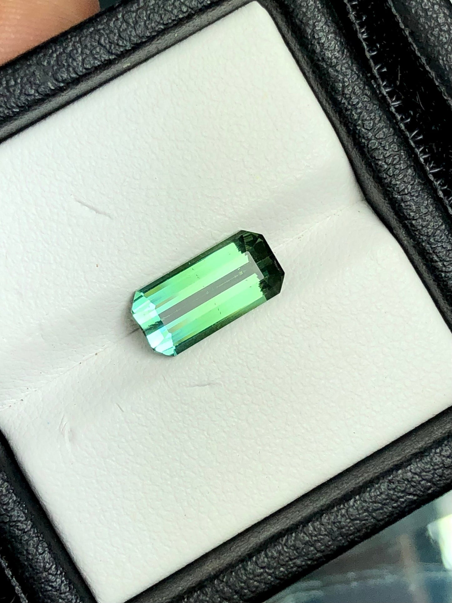 Emerald green tourmaline whith blue touch 2.30 carat origin Afghanistan kunar mines