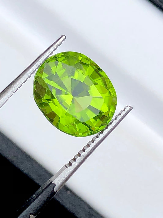 Natural oval shaped peridot 5.35 carats natural origin pakistan