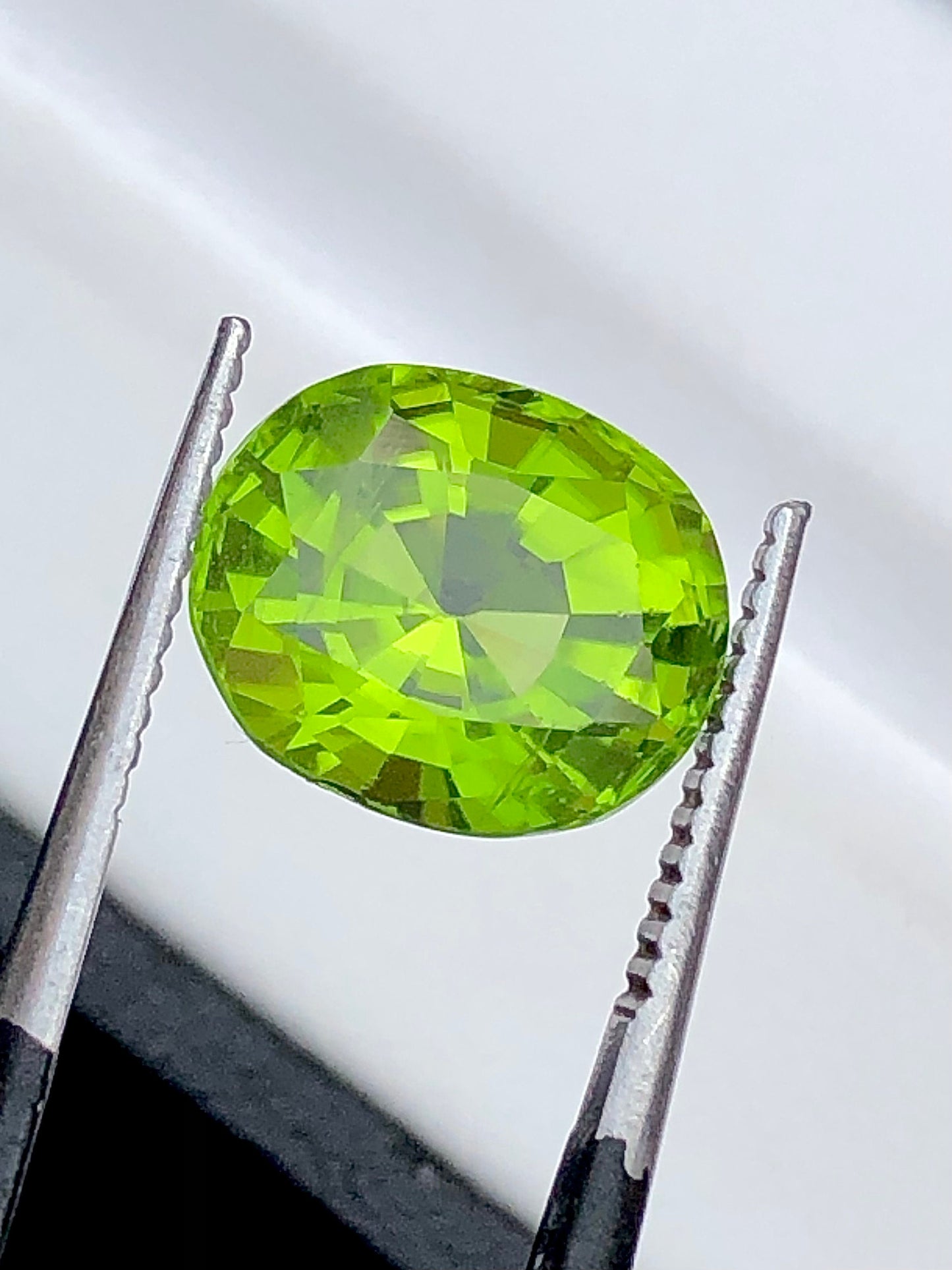 Natural oval shaped peridot 5.35 carats natural origin pakistan