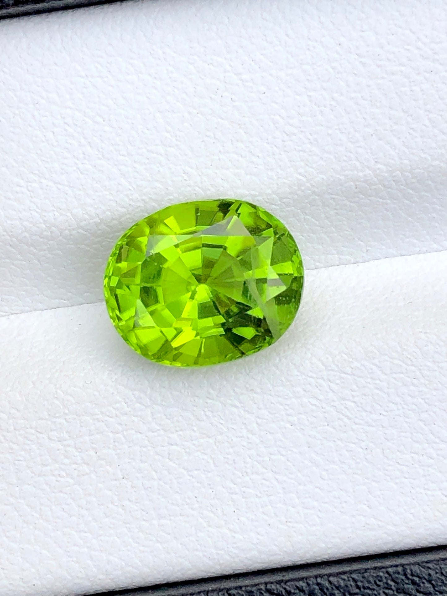 Natural oval shaped peridot 5.35 carats natural origin pakistan